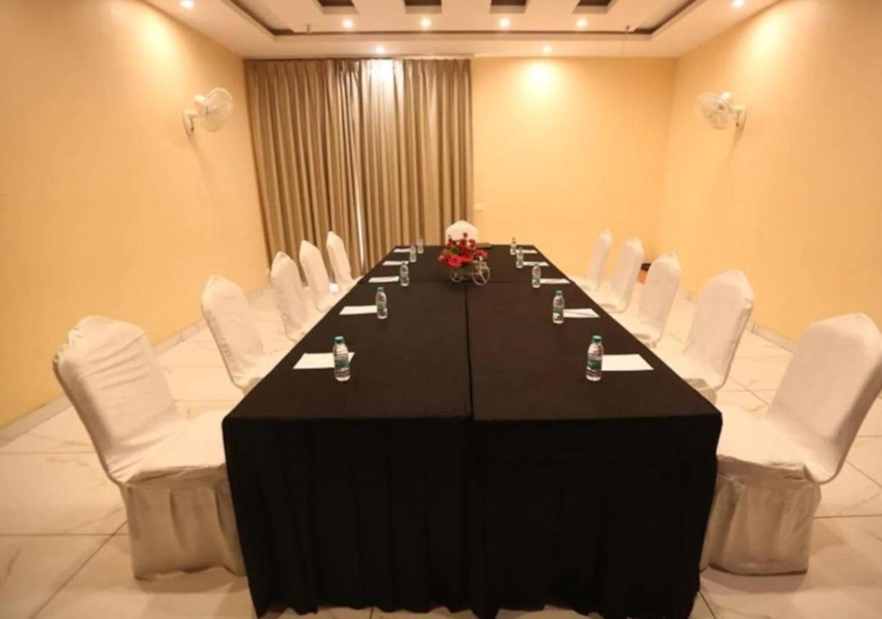Hotel Krishna Palace, Ayodhya エクステリア 写真