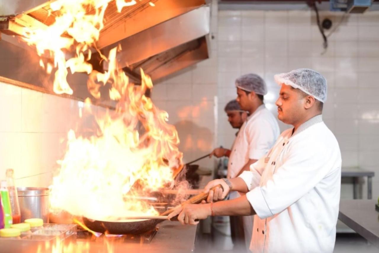 Hotel Krishna Palace, Ayodhya エクステリア 写真
